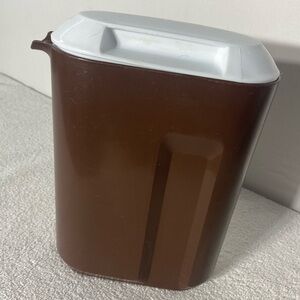 Vintage Rubbermaid Brown Pitcher W White Lid 2.5 Quarts